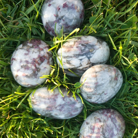 Pink tourmaline palm stones - Picture 2 of 2